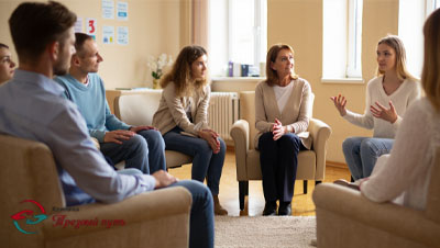 Группа людей сидят по кругу